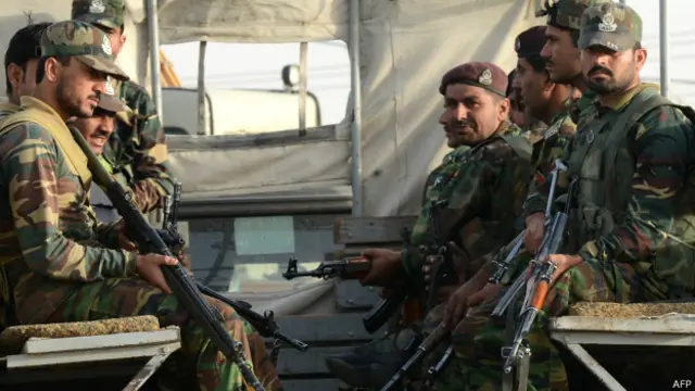 آئی جی بلوچستان نے کہا کہ حملہ آور بھاری ہتھیاروں سے لیس تھے اور حفاظتی باڑ کاٹ کر اڈوں میں داخل ہوئے