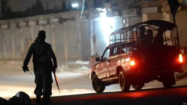 حکام کے مطابق اس حملے میں دس شدت پسند مارے گئے جب کہ سات سکیورٹی اہلکار زخمی ہوئے۔