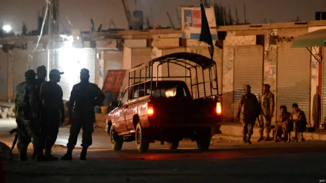 آئی جی بلوچستان نے میڈیا کو بتایا کہ حملہ آور بھاری ہتھیاروں سے لیس تھے اور حفاظتی باڑ کاٹ کر ان اڈوں میں داخل ہوئے۔