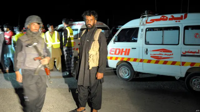 آئی جی بلوچستان نے بتایا کہ خالد ایئر بیس کے قریب پولیس اہلکاروں نے دو مسلح حملہ آوروں کی مشکوک سرگرمیوں کو دیکھنے کے بعد اعلیٰ حکام کو اطلاع دے دی۔