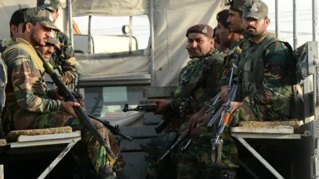 جمعرات اور جمعے کی درمیانی رات کوئٹہ میں پاکستان ایئرفورس کے سمنگلی ایئر بیس اور خالد ایئر بیس پر راکٹوں سے لیس شدت پسندوں نے حملہ کیا۔