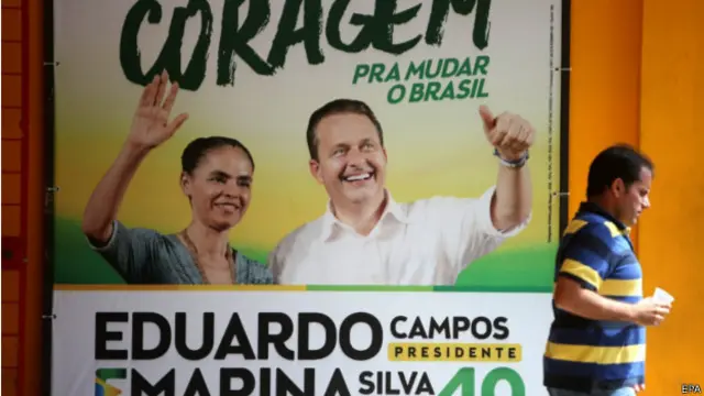 Pedestre passa em frente ao comitê da campanha Campos-Marina no Recife (EPA)