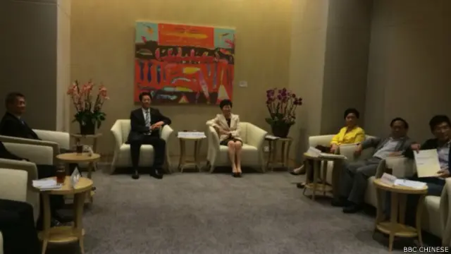 張曉明應邀分批跟泛民議員會面，聽取泛民對政改的意見。