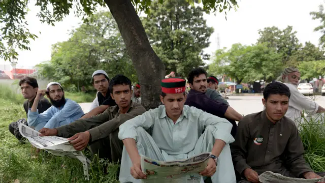 صوبہ خیبر پختونخوا میں تحریک انصاف کی حکومت ہے۔ صوبے کے وزیراعلیٰ جمعرات اور جمعے کی درمیانی شب ہی ایک جلوس کے ساتھ اسلام آباد پہنچ گئے تھے۔ وزیراعلیٰ تو شاید قیام کے لیے خیبر ہاؤس چلے گئے تاہم کارکنوں کی ایک بڑی تعداد نے شہر کے زیرو پوائنٹ پر رات گزاری۔ 