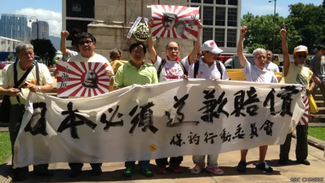 保釣行動委員到香港中環皇后廣場和平紀念碑獻花和示威