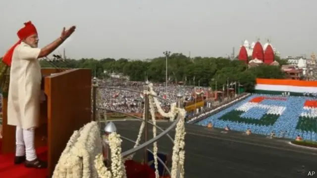 تحدث مودي عن مساعيه لتحويل بلاده إلى مركز للتصنيع، وبناء اقتصاد موجه للتصدير