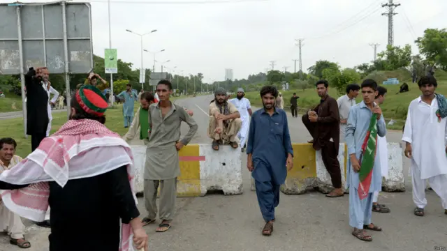 تحریک انصاف کی قیادت نے اعلان کر رکھا ہے کہ وہ لانگ مارچ کے دوران اپنے کارکنوں کے ساتھ ہی سڑکوں پر احتجاج اور وہیں ہی نیند پوری کریں گے۔ 