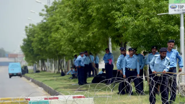اسلام آباد میں گذشتہ کئی دنوں سے سکیورٹی کے سخت انتطامات ہیں۔ تقریباً ہر اہم سڑک پر پولیس اہلکار تعینات ہیں اور اس کے علاوہ سڑکوں کے کنارے کنٹینرز رکھے گئے ہیں۔ بعض مقامات پر سڑکوں کو کنٹینرز کی مدد سے بند بھی کیا گیا ہے۔
