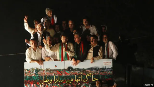 ඉම්රාන් ඛාන් විරෝධතා පෙළපාලිය අමතමින්