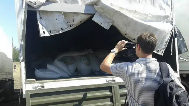 Журналисты осматривают российский конвой