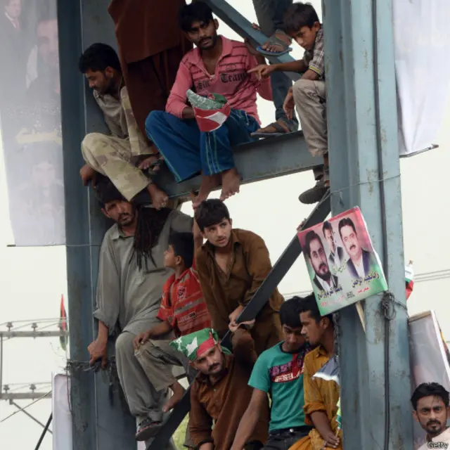 شاید اسی وجہ سے وفاقی وزیر داخلہ چوہدری نثار نے جمعرات کو اسلام آباد میں ایک نیوز کانفرس میں کہا تھا کہ تحریک انصاف نے اسلام آباد 10 لاکھ لوگ لانے کا اعلان کیا ہے اور حکومت نے بھی اتنے ہی لوگوں کا انتظام کر رکھا ہے۔