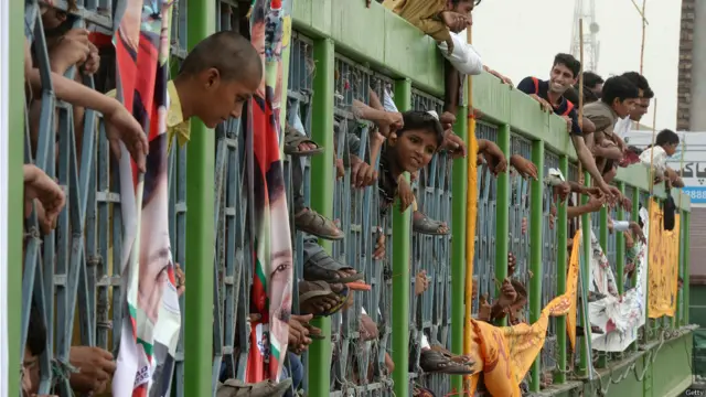 تحریکِ انصاف کا لانگ مارچ جمعرات کو تقریباً 11 بجے دن کو لاہور کے زمان پارک سے شروع ہوا اور رات تک لاہور شہر میں ہی گھومتا رہا۔ لانگ مارچ کی سست رفتار پر حکمراں جماعت مسلم لیگ ن کے رہنماؤں نے بیانات دیے کہ تحریک انصاف کے لانگ مارچ میں لوگوں کی تعداد کم ہے اور اسی وجہ سے لوگوں کو اکھٹا کرنے کے لیے تاخیر کی جا رہی ہے۔ 