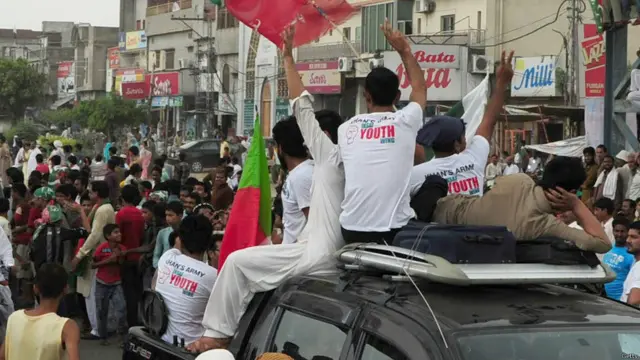 پاکستان تحریک انصاف کا آزادی مارچ جمعرات کو لاہور سے شروع ہوا تھا تاہم اس مارچ کی رفتار کافی سست ہے اور جمعے کی رات کو لاہور سے تقریباً 60 کلومیٹر دور واقع گوجرانوالہ شہر پہنچ سکا اور مارچ نے رات اسی شہر میں قیام کیا۔