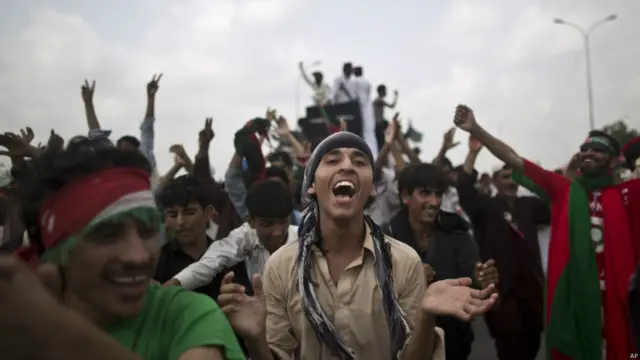 جمعرات کو حکومت کی جانب سے تحریک انصاف کو اسلام آباد میں جلسے کی اجازت دینے کی اطلاعات ملنا شروع ہوئیں تو اس وقت ہی زیروپوائنٹ پر کارکن جمع ہونا شروع ہو گئے۔ 