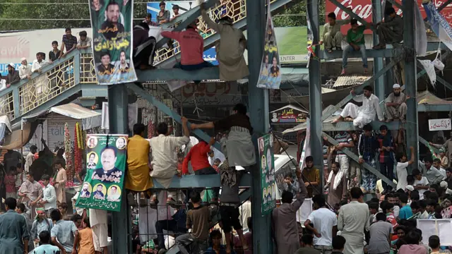 گوجرانوالہ میں رات قیام کے بعد تحریک انصاف کا مارچ جب اسلام آباد کی جانب دوبارہ روانہ ہوا تو شہر کے وسط میں مسلم لیگ نون اور تحریک انصاف کے کارکنوں میں تصادم ہو گیا۔ فریقین ایک دوسرے پر پہل کرنے کا الزام عائد کر رہے ہیں۔ تصادم کا وزیراعلیٰ پنجاب نے نوٹس لیا تاہم جلوس نے تقریباً دو کلومیٹر کا سفر ہی طے کیا ہو گا کہ ایک بار پھر مشتعل ہجوم اور تحریک انصاف کے کارکنوں میں تصادم ہو گیا۔