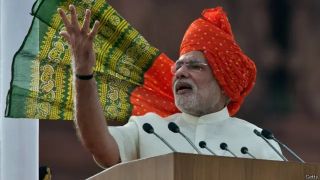  بھارتی وزیراعظم نے اس سماجی خیال کو بھی چیلنج کیا کہ لڑکے آ گے جا کر والدین کا خیال رکھیں گے اور بیٹیاں جہیز مانگیں گی