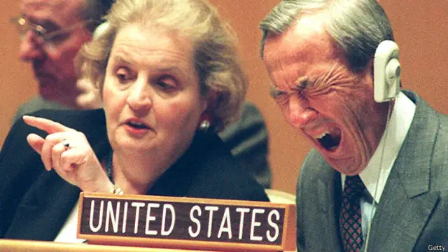 Уоррен Кристофер зевает во время выступления Мадлен Олбрайт