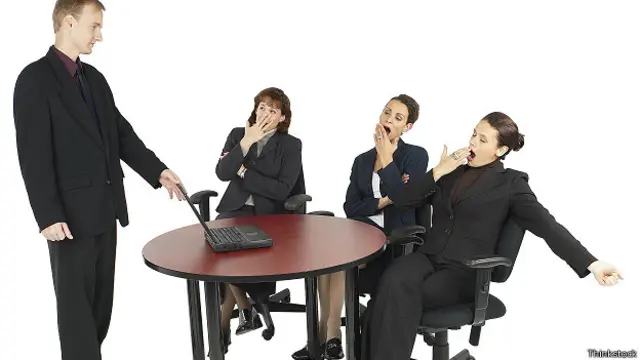 Зевающая группа сотрудниц