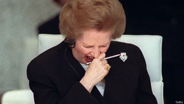 Маргарет Тэтчер зевает