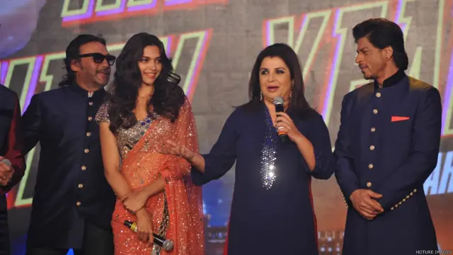 'हैप्पी न्यू ईयर' फिल्म के कलाकार जैकी श्रॉफ, दीपिका पादुकोण, शाहरुख खान और फराह खान 