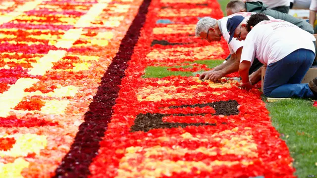 یہ قالین مختلف رنگوں کے پانچ لاکھ پھولوں کی مدد سے تیار کیا جاتا ہے۔