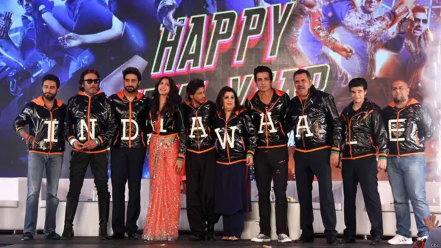 'हैप्पी न्यू ईयर' फिल्म के कलाकारों के साथ निर्देशक फराह खान