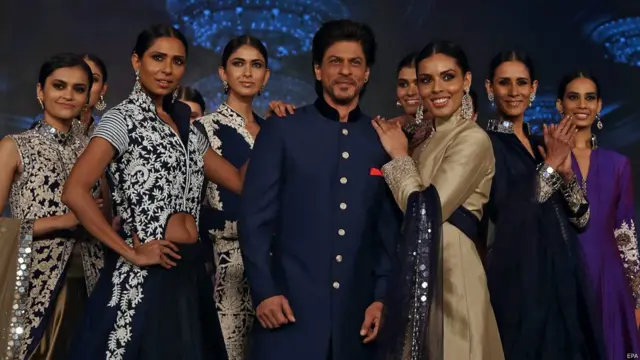 'हैप्पी न्यू ईयर' फिल्म के कलाकारों के साथ शाहरुख खान