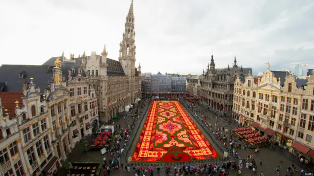 یہ قالین بیلجیئم کے گرینڈ پلیس نامی علاقے میں سجایا جاتا ہے۔ 