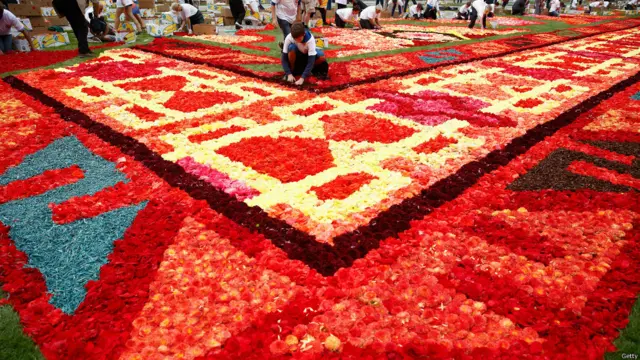 پھولوں کی مدد سے بنا یہ ڈیزائن جب مکمل ہوتا ہے تو اس کی شکل ایک ترک کلِم قالین جیسی ہو جاتی ہے۔ 