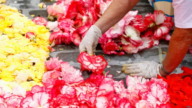 اس قالیں کی تیاری میں تمام پھولوں کو پہلے الگ کر کے چھوٹے حصوں میں تقیسم کیا جاتا ہے جس کے بعد انھیں یکجا کر کے قالین مکمل کیا جاتا ہے۔