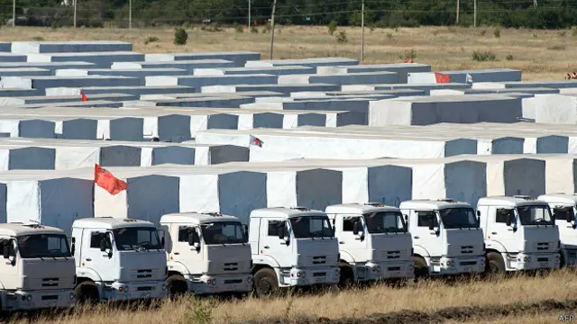 Đoàn xe cứu trợ của Nga chờ được kiểm tra an ninh trước khi được phép vào Ukraine