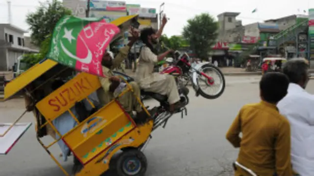 عمران خان کا آزادی مارچ سست رفتاری سے اسلام آباد کی جانب گامزن ہے