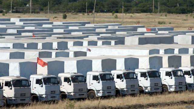 Вантажівки "гуманітарного конвою" біля міста Каменськ-Шахтинський, що у 30 км від кордону з Україною