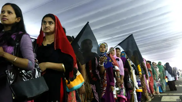 ধানমন্ডিতে শ্রদ্ধা নিবেদন