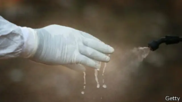 El virus del ébola se propaga por el contacto directo con los fluidos corporales de las personas infectadas.