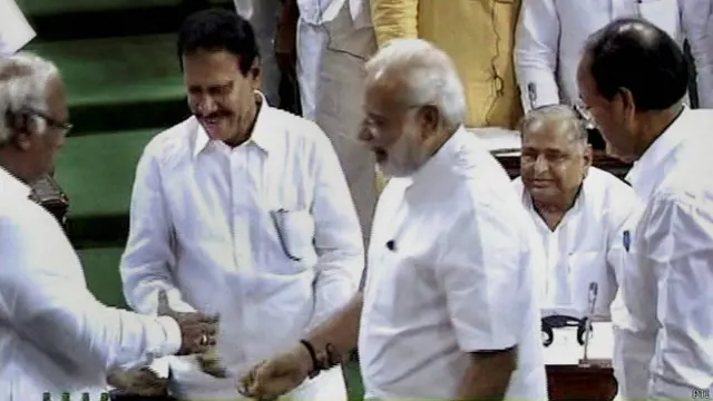 नवनिर्वाचित लोकसभा उपाध्यक्ष एम थम्बीदुरई को बधाई देते हुए प्रधानमंत्री नरेंद्र मोदी