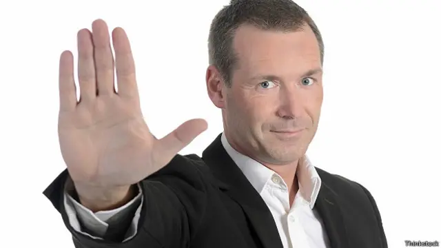 Мужчина показывает жестом "Нет"