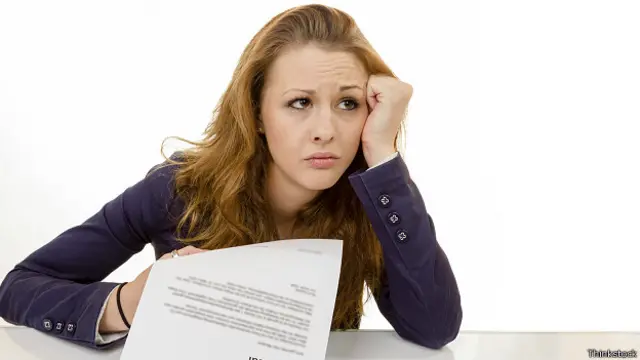 Грустная девушка с официальным отказом в руке