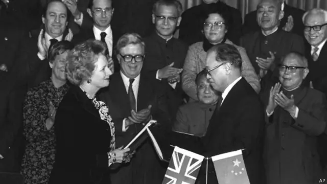 撒切尔夫人与赵紫阳握手,邓在背景