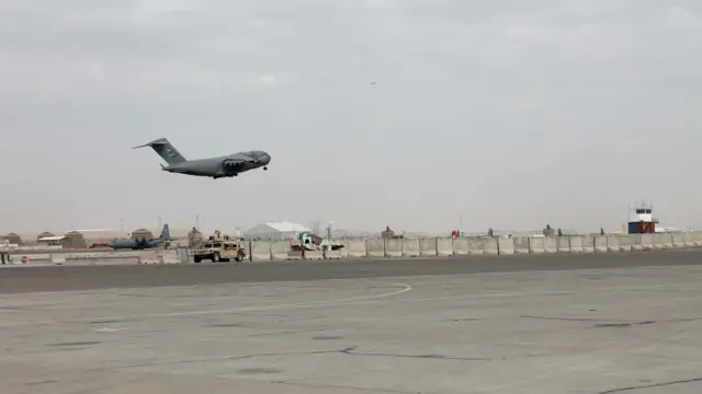 در جریان ده سال گذشته، خطوط پرواز فرودگاه قندهار با توجه به موجودیت پایگاه بزرگی از نظامیان آمریکایی در این ولایت، خیلی مشغول بوده و بیشتر به مقاصد نظامی و باربری استفاده شده است.