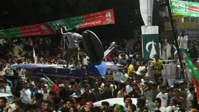 تېره ورځ ګوجرانواله کې د عمران خان پر موټر ډزې وشوې، خو هغه ژوبل نه شو.