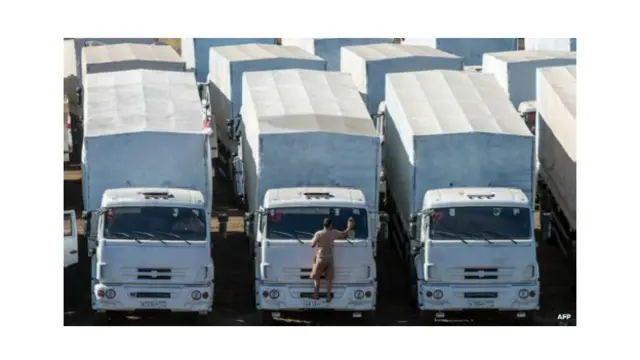 俄国向乌克兰东部运送人道救援物资车队的第一批货车已经抵达由分离主义分子控制的边检站。