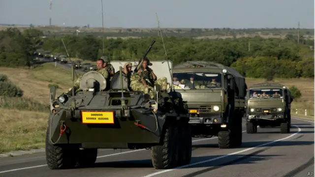 Veículos militares ucranianos / Crédito: AP