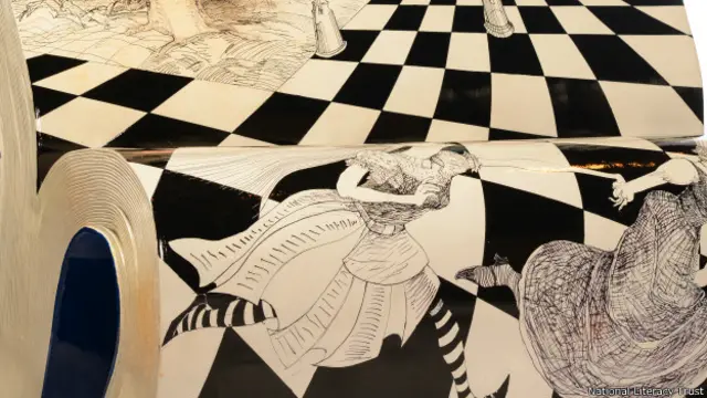 книжка-скамейка "Алиса в Зазеркалье"