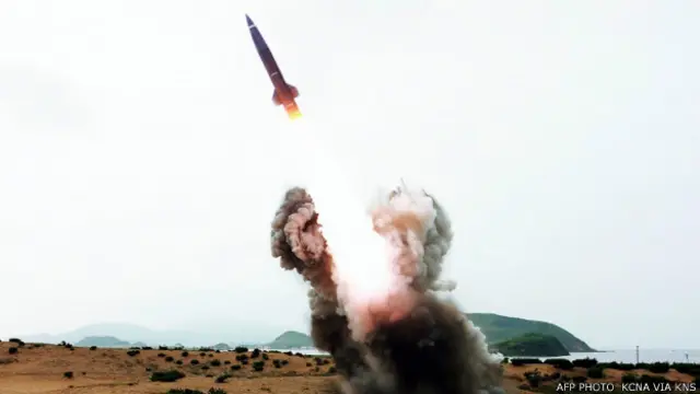 朝鮮周四（14日）在江原道元山一帶發射5枚疑似300毫米口徑火箭彈的短程飛行物