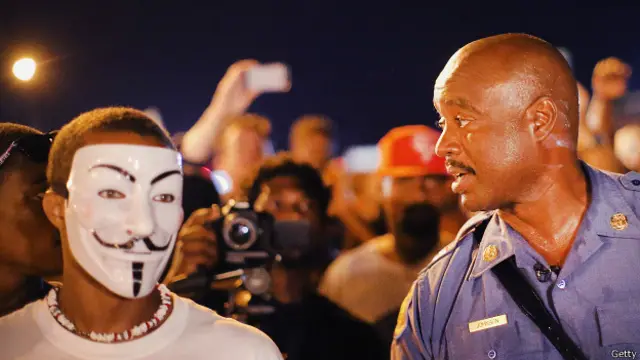 معترضان در سنت لوییس مقام‌های محلی و پلیس را به نژادپرستی و تبعیض متهم می‌کنند