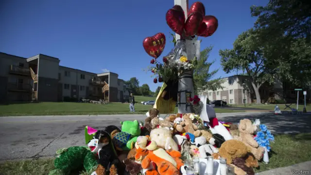Flores en recuerdo de Michael Brown