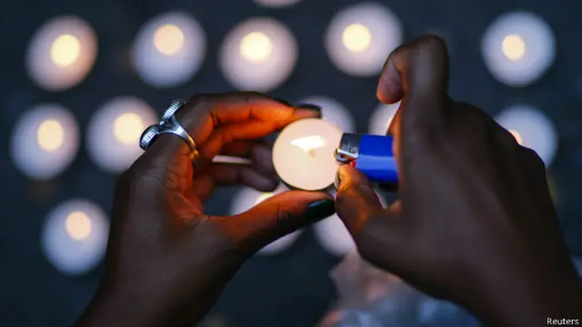 به نظر می‌رسد عزاداری و یک دقیقه سکوت برای مایکل براون در سرتاسر آمریکا هم از خشم معترضان نکاسته است