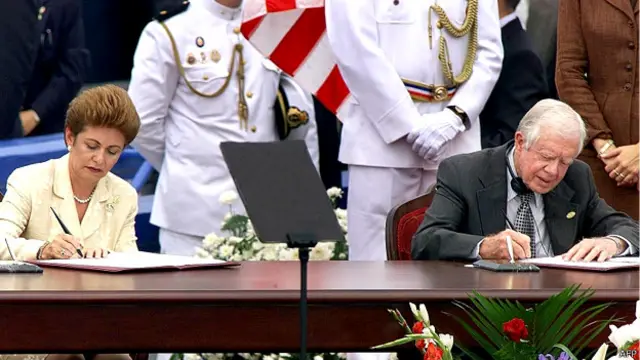 美國在1999年底把巴拿馬運河移交給巴拿馬政府。