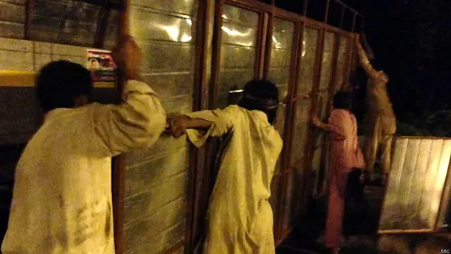 آبپارہ چوک کے قریب جلسے سے پہلے تیاریاں جاری ہیں اور تحریک انصاف کے کارکن انتظامی کاموں میں مصروف دکھائی دیے۔